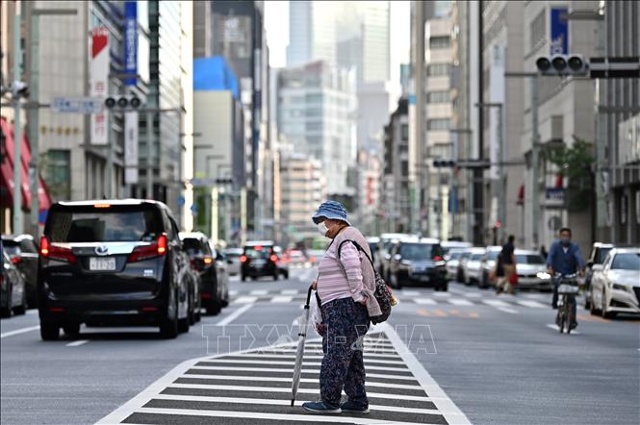  Người cao tuổi di chuyển trên đường phố tại Tokyo, Nhật Bản, ngày 24/5/2020. Ảnh: AFP/TTXVN