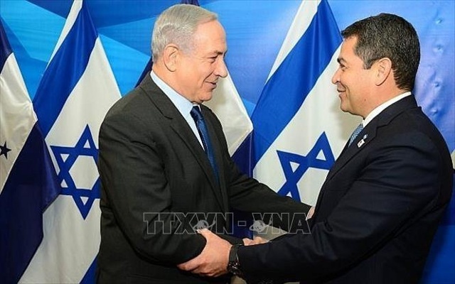 Tổng thống Honduras Juan Orlando Hernandez (phải) và Thủ tướng Israel Benjamin Netanyahu (trái) tại cuộc gặp ở Jerusalem ngày 29/10/2015. Ảnh tư liệu: GPO/TTXVN