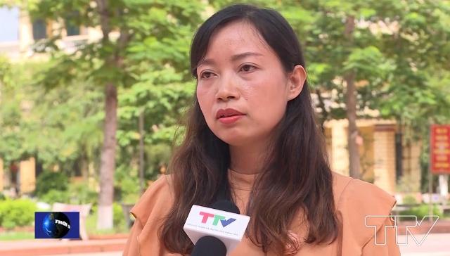 Cô giáo Nguyễn Thị Dung - Giáo viên chủ nhiệm lớp 10C4, trường THPT Triệu Sơn 1, tỉnh Thanh Hóa: Đang là lứa tuổi mới lớn, các em đang có biểu hiện như muốn chứng tỏ bản thân. Cho nên theo tôi nghĩ thì biện pháp kỷ luật trước lớp, trước trường hay ghi học bạ không còn phù hợp với các em nữa. Thay vào đó chúng ta có thể sử dụng các biện pháp nhắc nhở, kết hợp với phụ huynh, đoàn thể để tác động về mặt tâm lý cho các em, để các em nhận ra cái sai và sửa, tôi nghĩ việc làm sẽ hiệu quả hơn.