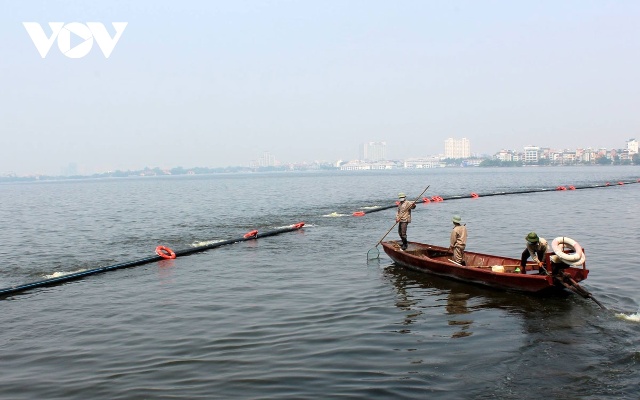 Xử lý môi trường nước Hồ Tây.