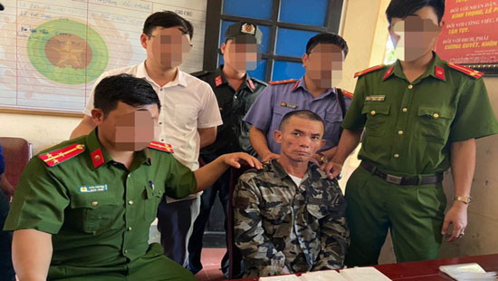  Đối tượng Nguyễn Khắc Trung tại CQĐT (ảnh Quỳnh Trang).
