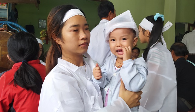 Cháu bé Lê Lưu Thanh Trúc liên tục khóc đòi mẹ