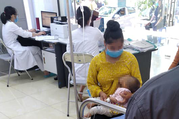 Bé gái 8 tháng tuổi con của anh Lò Văn N. ở phường Chiềng An, TP. Sơn La là một trong 5 trẻ phải nhập viện sau khi tiêm vắc xin 5 trong 1 buổi sáng ngày 12/10. Ảnh. T.Hạnh
