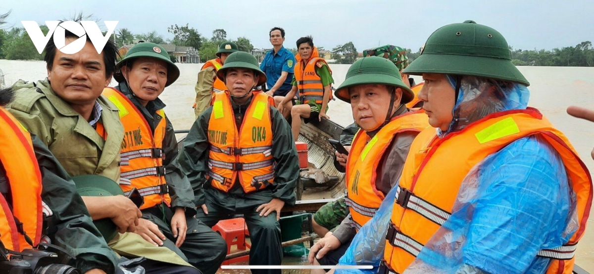 Ông Nguyễn Văn Bình (không đội mũ), Chủ tịch UBND huyện Phong Điền cùng lãnh đạo tỉnh Thừa Thiên Huế đi kiểm tra phòng chống lụt bão dọc sông Bồ