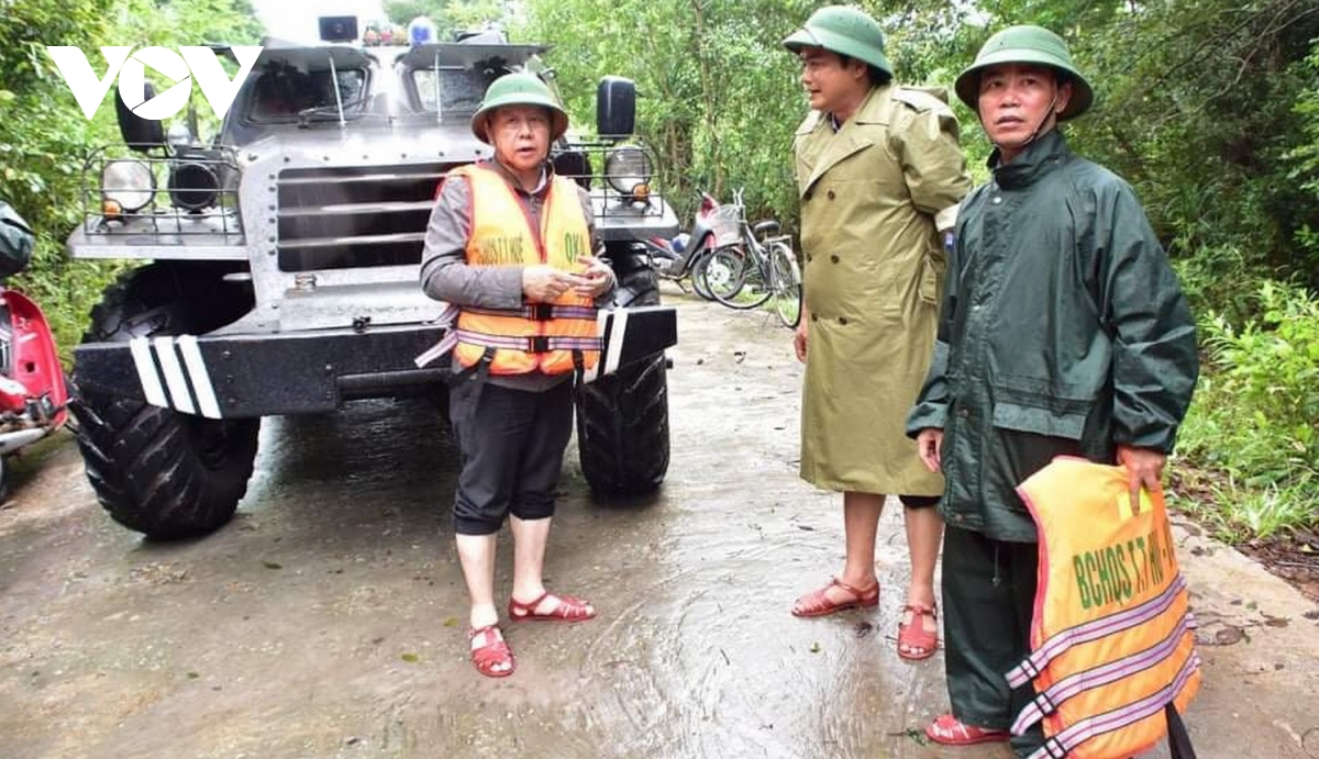 Trước lúc lên Rào Trăng, ông Nguyễn Văn Bình đã cùng ông Phan Ngọc Thọ, Chủ tịch UBND tỉnh Thừa Thiên Huế đi chỉ đạo công tác ứng phó mưa lũ