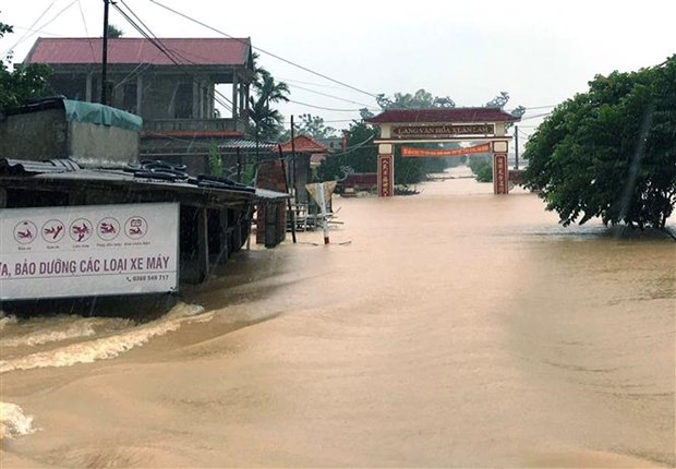 Nước lũ dâng cao khiến thôn Xuân Lâm, xã Hải Lâm, huyện Hải Lăng bị cô lập. Ảnh: Nguyên Lý - TTXVN