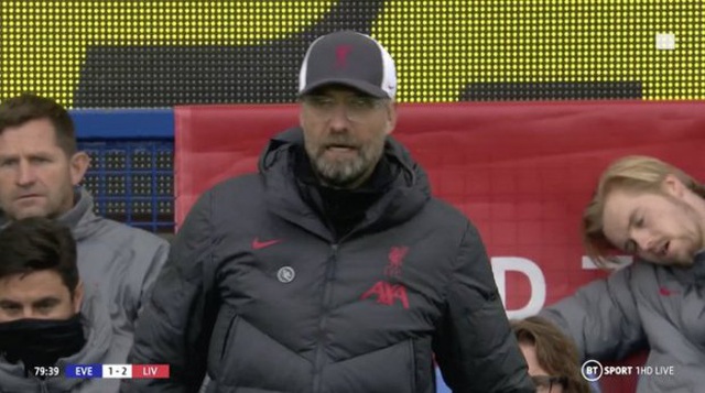 Caoimhin Kelleher (góc phải) ngủ ngon lành ngay cả khi trận derby Merseyside diễn ra căng thẳng