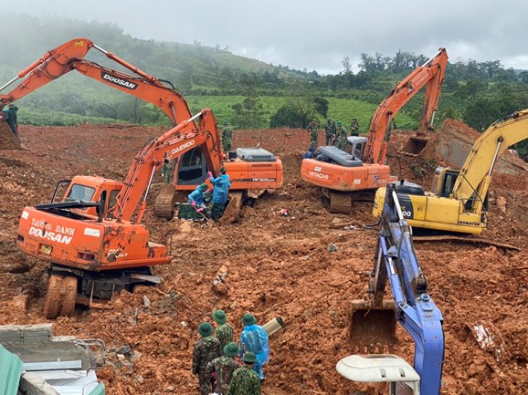 Tìm kiếm các nạn nhân trong vụ sạt lở đất tại xã Hướng Phùng, huyện Hướng Hóa, tỉnh Quảng Trị. - Ảnh: QĐND