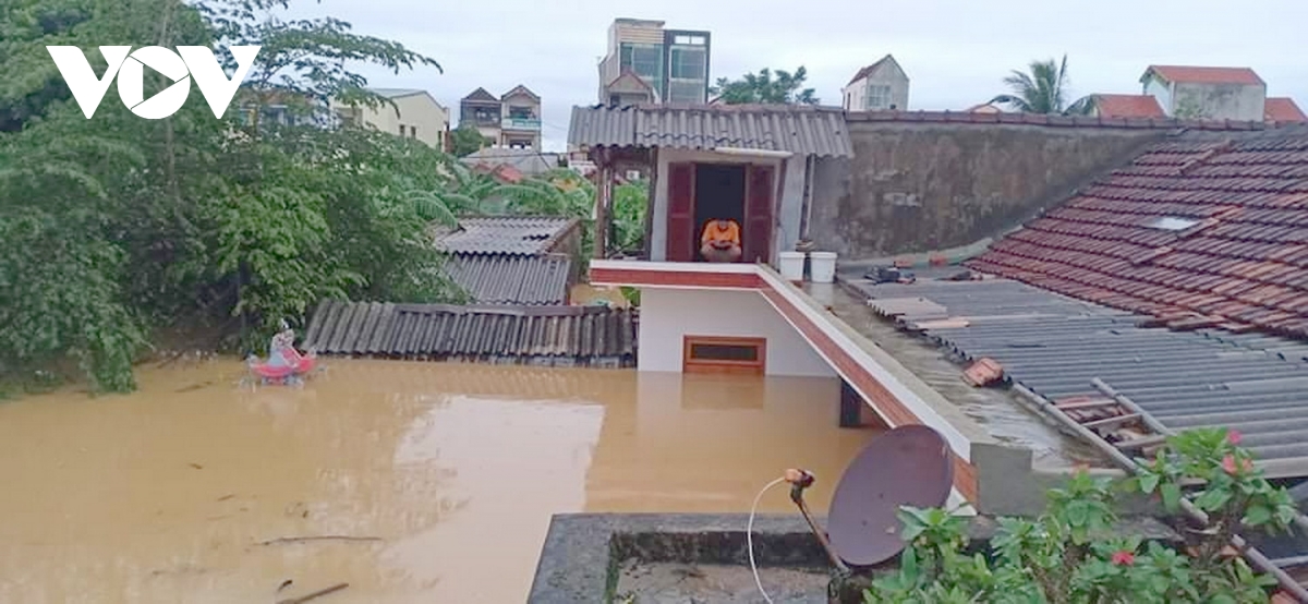 Lũ gây ngập lụt nghiêm trọng tại nhiều tỉnh miền Trung