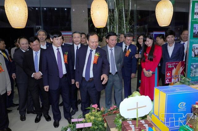 Đoàn đại biểu tham quan gian trưng bày của Sở Nông nghiệp và phát triển nông thôn Thanh Hóa