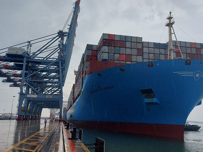 T&agrave;u Margrethe Maersk c&oacute; chiều d&agrave;i hơn chiều cao của th&aacute;p Eiffel. Nếu xếp 18.000 container 20 feet khi t&agrave;u chở đầy th&agrave;nh một h&agrave;ng th&igrave; chiều d&agrave;i l&ecirc;n đến tr&ecirc;n 100 km. Ảnh: plo.vn