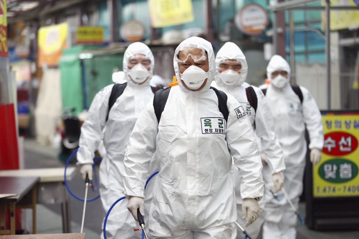 Nhân viên y tế tẩy trùng tại Hàn Quốc. (Nguồn: Kyodo)