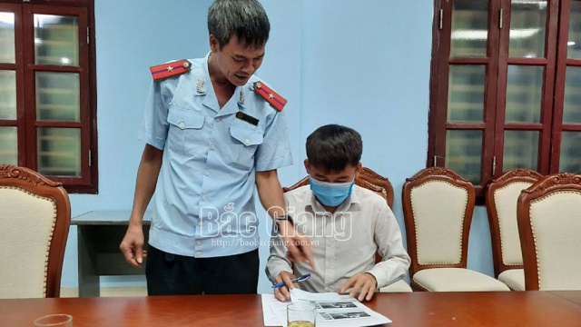 Hưng Vlog k&yacute; bi&ecirc;n bản nộp phạt