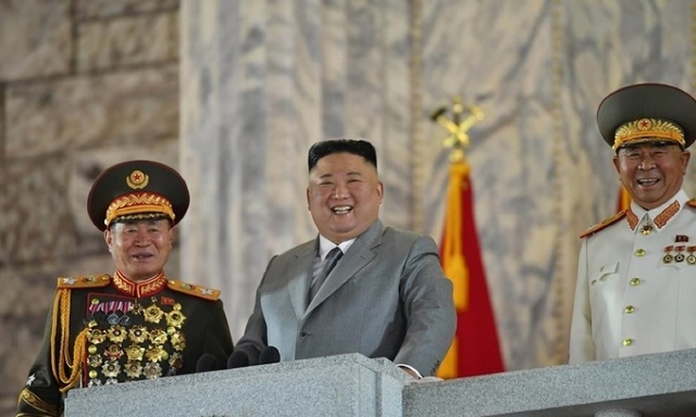 Lãnh đạo Triều Tiên Kim Jong-un (giữa) trong lễ duyệt binh tại Quảng trường Kim Nhật Thành ngày 10/10. Ảnh: Reuters.
