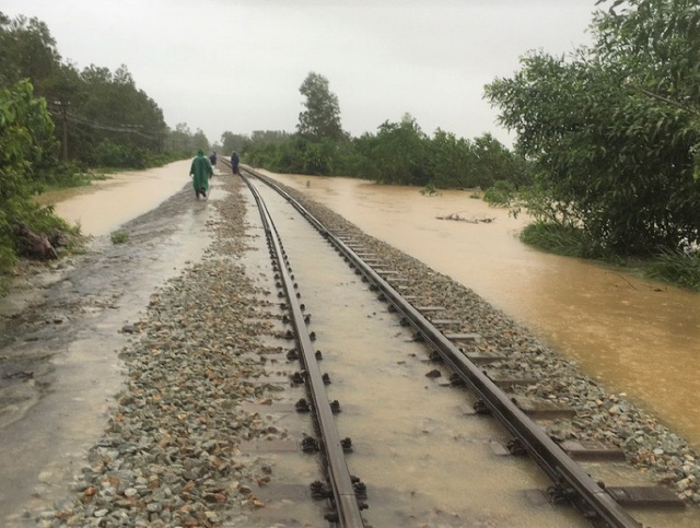 Tuyến đường sắt Bắc-Nam chạy qua các tỉnh Quảng Trị và Thừa Thiên Huế đã được thông tuyến trở lại sau vài ngày nền đường ray bị ngập lụt và không thể chạy tàu.