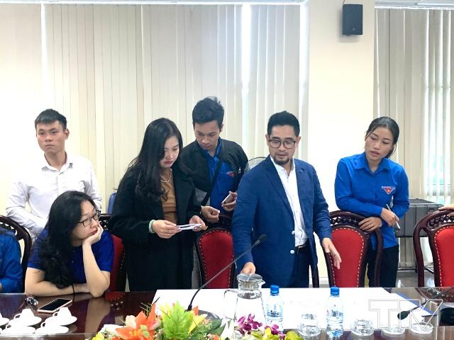 Nhà báo Nguyễn Cao Cường hướng dẫn, thảo luận cùng các nhóm