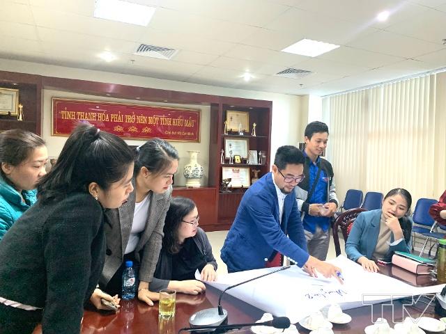 Nhà báo Nguyễn Cao Cường trao đổi cùng nhóm 1