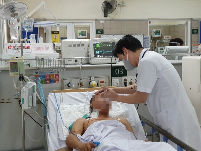 TS.BS Nguyễn Tiến Dũng - Trung tâm Chống độc thăm khám cho một bệnh nhân ngộ độc methanol. (Ảnh: BVCC)