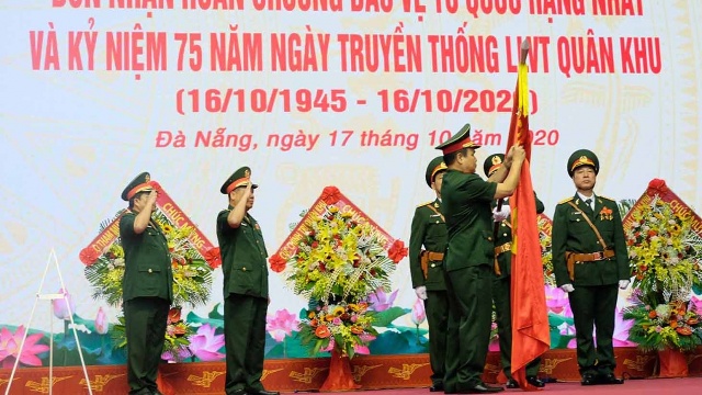 Thượng tướng Lê Chiêm, Thứ trưởng Bộ Quốc phòng gắn Huân chương cao quý lên lá cờ truyền thống của Quân khu 5