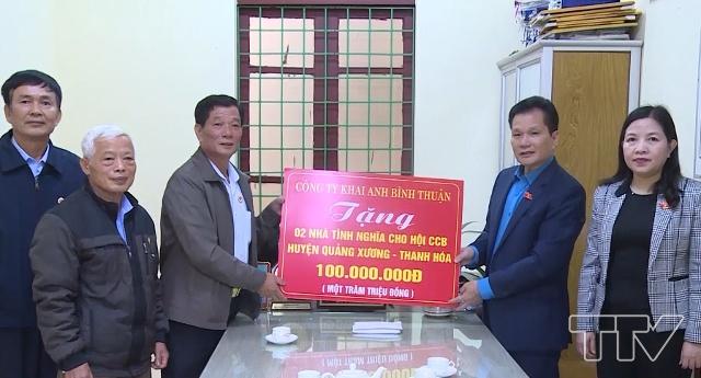 Đồng chí Bùi Sỹ Lợi và đồng chí Phạm Thị Thanh Thủy trao số tiền 100 triệu đồng cho Hội Cựu chiến binh huyện Quảng Xương