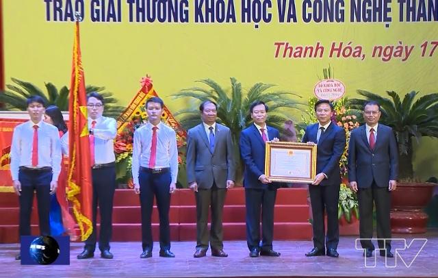 Đồng chí Đỗ Trọng Hưng, Phó Bí thư Thường trực Tỉnh ủy, Trưởng Đoàn Đại biểu Quốc hội Thanh Hóa đã trao Huân chương Độc lập hạng Ba cho Sở Khoa học và Công nghệ