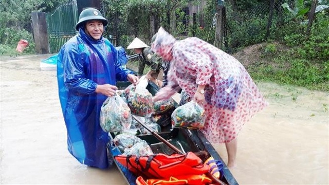 Lực lượng biên phòng Quảng Bình tích cực tham gia hỗ trợ nhân dân ứng phó mưa lũ, chuẩn bị lương thực thực phẩm, nhiên liệu… sẵn sàng các phương án để giúp đỡ, đồng hành cùng nhân dân khi có tình huống thiên tai xảy ra. Ảnh: TTXVN