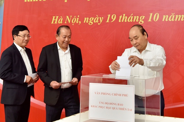 Thủ tướng Nguyễn Xuân Phúc và các Phó Thủ tướng Trương Hòa Bình, Phạm Bình Minh quyên góp ủng hộ đồng bào khắc phục hậu quả thiên tai. Ảnh: VGP/Nhật Bắc