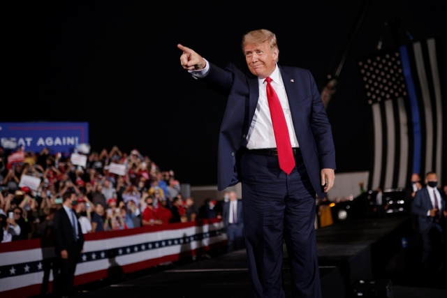 Tổng thống Trump vận động tranh cử tại bang Georgia hôm 16/10. Ảnh: Reuters 