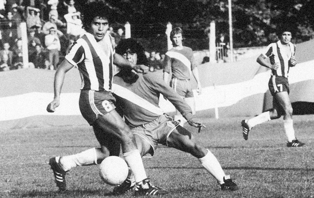 Hình ảnh trận đấu chuyên nghiệp đầu tiên của Maradona ngày này 44 năm về trước. (Ảnh: El Grafico).