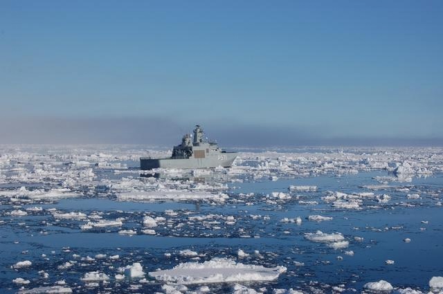 Các chuyến thăm của tàu phá băng lại nhấn mạnh thêm những thách thức mới đối với Greenland. Ảnh: Reuters