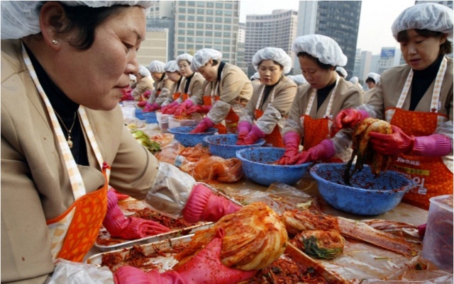 Thiếu nguồn cung cải thảo nên các nhà sản xuất tại Hàn Quốc luôn trong tình trạng  &quot;cháy &quot; hàng. (Ảnh minh họa: Bloomberg)