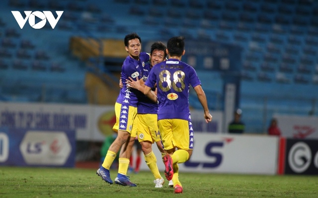 Văn Quyết ghi bàn duy nhất giúp Hà Nội FC đánh bại Hà Tĩnh (Ảnh: Mai Anh).