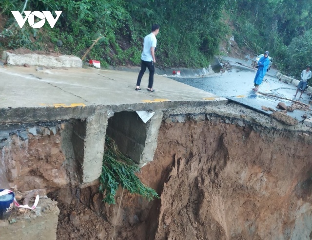 Khu vực đèo Le, huyện Quế Sơn, tỉnh Quảng Nam bị sạt lở nghiêm trọng.