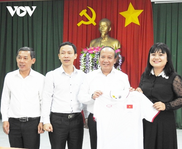 Ông Trần Minh Hùng - Phó Tổng Giám đốc Đài TNVN, Trưởng Ban chỉ đạo Giải Futsal HDBank Cúp Quốc gia 2020 tặng áo đấu lưu niệm cho lãnh đạo UBND tỉnh Đắk Lắk.