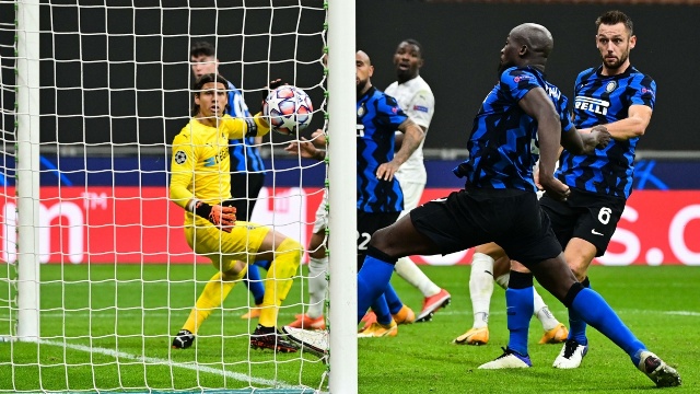 Khoảnh khắc Lukaku ghi bàn quyết định, giữ lại 1 điểm cho Inter trước Monchengladbach (Ảnh: Getty).