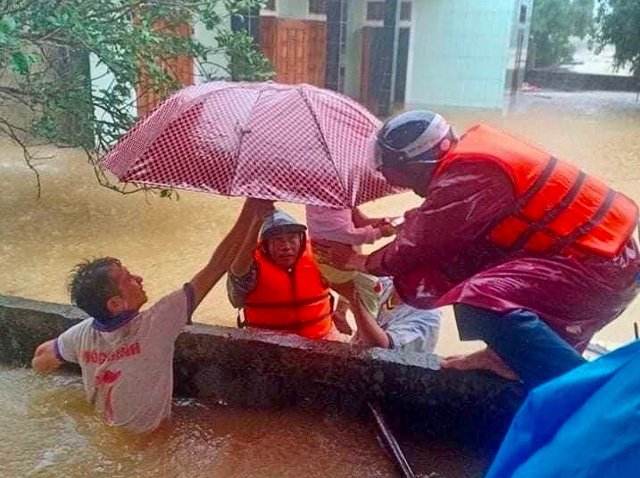 Quảng Bình di dời người dân khỏi nơi ngập lụt tại xã Hồng Thuỷ, huyện Lệ Thuỷ - Ảnh: VGP/Lưu Hương