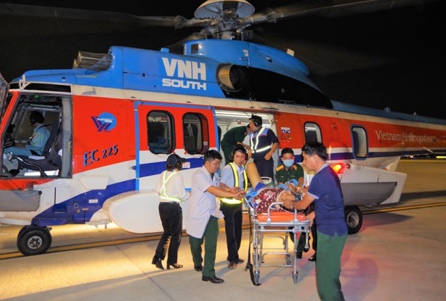 Hai bệnh nhân được đưa về bằng trực thăng.