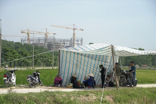 Người dân dựng lều bạt ngăn không cho xe chở rác vào khu xử lý Nam Sơn. Ảnh: Tạ Quang.
