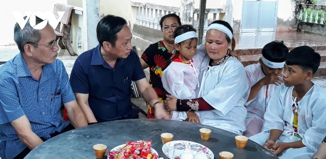 Ông Lữ Văn Hùng- Bí Thư Tỉnh ủy Bạc Liêu (bìa trái) thăm hỏi, động viên gia đình anh Châu Khêl.