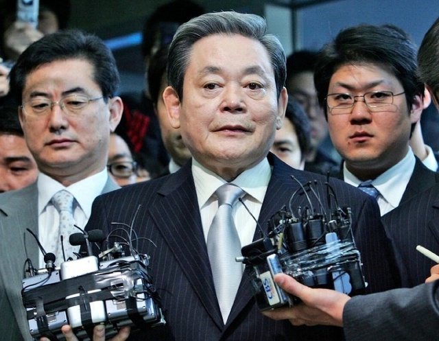 Ông Lee Kun Hee trả lời phỏng vấn báo chí tại Seoul, Hàn Quốc năm 2008. Ảnh: AP.