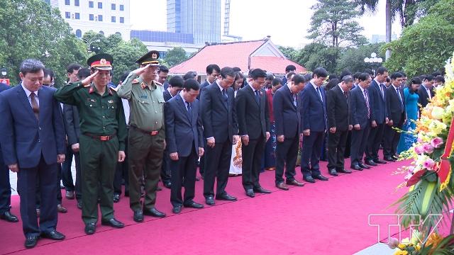 Đoàn đại biểu tỉnh Thanh Hóa dâng hương, dâng hoa tại Khu văn hóa tưởng niệm Chủ tịch Hồ Chí Minh.