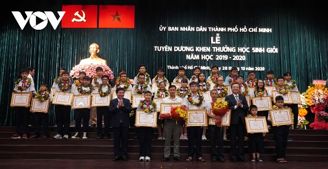 &Ocirc;ng Nguyễn Th&agrave;nh Phong, Chủ tịch UBND TPHCM v&agrave; &ocirc;ng L&ecirc; Hồng Sơn, Gi&aacute;m đốc Sở GD-ĐT TP trao giấy khen tuy&ecirc;n dương học sinh đạt giải tại c&aacute;c cuộc thi Quốc tế.