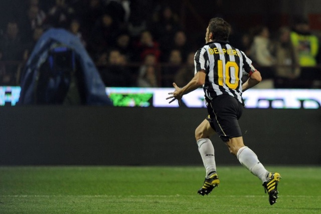 Del Piero ăn mừng sau khi đi vào lịch sử Juventus ngày này 10 năm trước. (Ảnh: Getty).