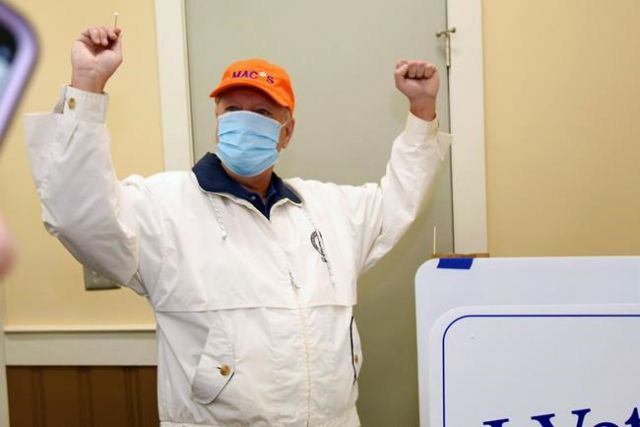 Thượng nghị sĩ phe Cộng hòa Lindsey Graham – người thân cận của Tổng thống Trump - bỏ phiếu ở Nam Carolina ngày 3-11. Ảnh: AP