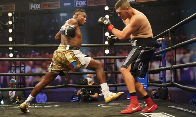 Luis Ortiz (trái) hạ gục Alexander Flores (phải) chỉ sau 45 giây
