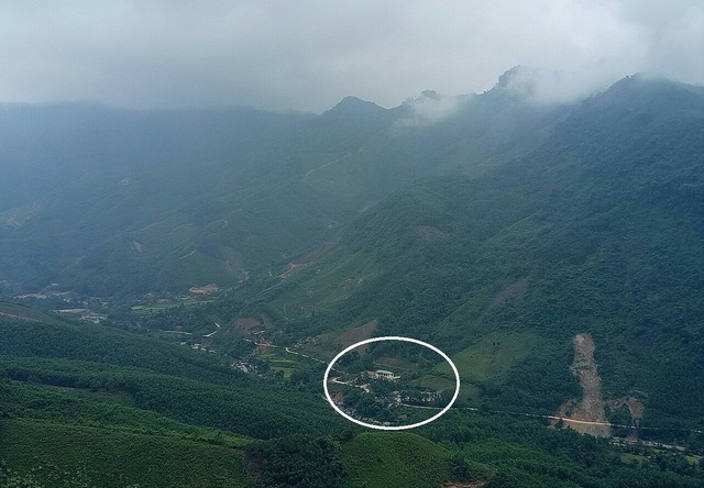 Trường Tiểu học v&agrave; THCS Ba Giang nằm dưới ch&acirc;n n&uacute;i c&oacute; nguy cơ sạt lở cao (Ảnh tư liệu)