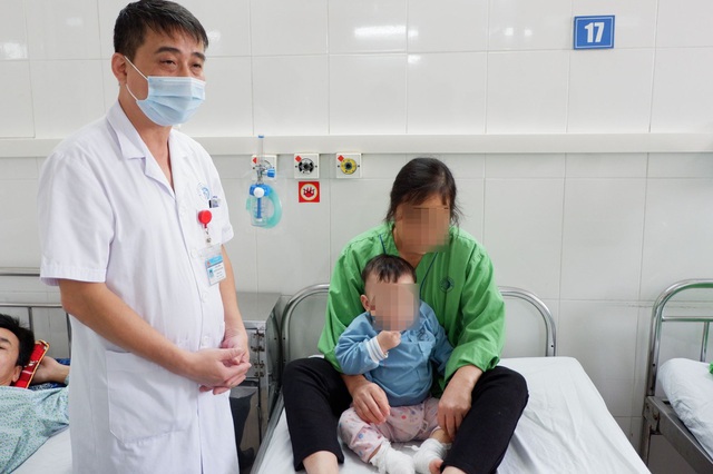 Bác sĩ Nguyễn Nam Giang – Trưởng khoa Bỏng, Bệnh viện Đa khoa Xanh Pôn chia sẻ về tình trạng của một bệnh nhi bị bỏng