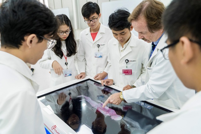 Bàn giải phẫu tương tác ảo Pirogov là thiết bị mô phỏng bao gồm tập giải phẫu 3D cơ thể người, vận hành như một máy tính bảng khổng lồ, điều khiển dễ dàng qua màn hình cảm ứng