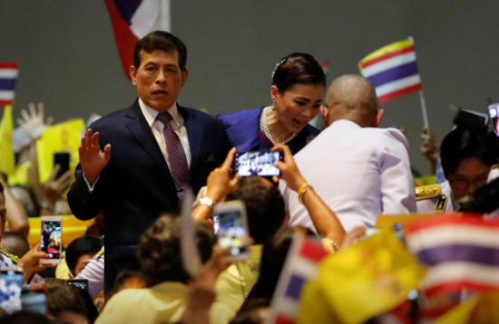 Quốc vương Thái Lan Maha Vajiralongkorn vẫy tay chào những người theo chủ nghĩa khi ông cùng với Hoàng hậu Suthida chủ trì lễ khánh thành một ga tàu điện ngầm mới ở ngoại ô Bangkok, Thái Lan. Ảnh: Reuters.