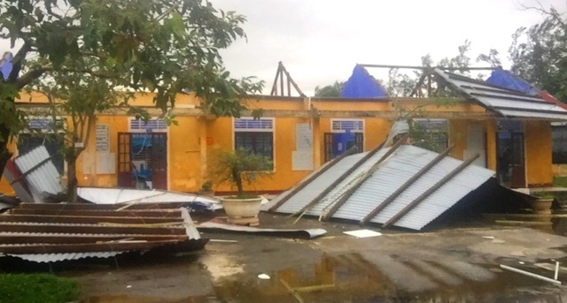 Nhiều trường học tại Thừa Thiên Huế bị tốc mái sau khi bão số 13 đổ bộ